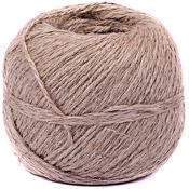 Brauner Garnball aus Naturfaser. Rund und gleichmäßig gewickelt.