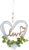 Herzförmiger Wandanhänger. Weißes Holz mit dem Wort 'love' in Holzfarbe. Dekoriert mit grünen Blättern und einer weißen Blume. Aufhängung mit Perlen.