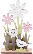 Dekorative Holzfigur mit zwei Vögeln und bunten Blumen. Im Hintergrund ein Zaun aus Holz.