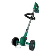 Grüner elektrischer Rasentrimmer mit zwei großen Rädern. Langer Griff und ergonomischer Handgriff.