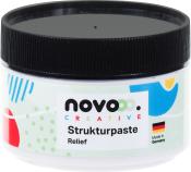 Weißer Behälter mit schwarzem Deckel. Beschriftung mit dem Wort 'Strukturpaste' und bunten grafischen Elementen.