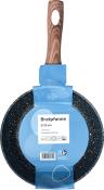 Schwarze Bratpfanne mit Holzgriff. Durchmesser 20 cm, antihaftbeschichtet.
