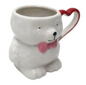 Weißer Becher in Form eines Bären mit rotem Herzhenkel. Der Bär trägt eine rosa Schleife.