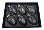 Sechs gläserne Weihnachtsbaumkugeln in einer schwarzen Box. Die Kugeln sind tropfenförmig und transparent.