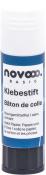 Klebestift in weißer Verpackung mit blauer Schrift. Lösungsmittelfrei, geeignet für Papier und Fotos.