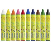 Zehn Wachsmalstifte in verschiedenen Farben. Jeder Stift hat eine gelbe Verpackung mit bunten Aufdrucken.