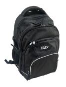 schwarzer Rucksack mit mehreren Reissverschlusstaschen. Das Material wirkt robust und strapazierfähig.