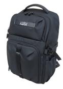 schwarzer Rucksack mit mehreren Fächern und Reißverschlüssen. Das Material wirkt robust und wasserabweisend.
