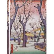Traditionelle japanische Landschaft mit blühenden Bäumen. Menschen gehen in einer ländlichen Umgebung.