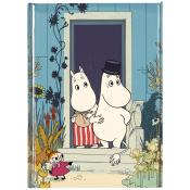 Buchcover mit Muminfiguren. Mumin und Snorkmaiden stehen vor einer Tür, ein kleiner Charakter zeigt auf sie.