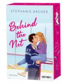 Buchcover mit dem Titel 'Behind the Net'. Abbildung eines Paares, das sich küsst, vor einem Hockeyfeld.