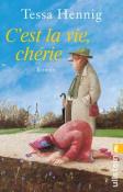 Buchcover mit dem Titel 'C'est la vie, chérie'. Eine humorvolle Illustration von einem Mann mit Hut und einem knienden Charakter im Vordergrund.