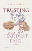 Buchcover mit dem Titel 'Trusting was the Hardest Part'. Zwei Hände halten Blumen, sanfte Farben.