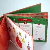 Ein Buch mit Fragen und bunten Illustrationen. Die Seiten sind weihnachtlich gestaltet mit Ornamenten und Tieren.