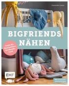 Buchcover mit dem Titel 'BIGFRIENDS NÄHEN'. Bunte, plüschige Meeresbewohner in einem Kinderzimmer.