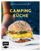Buchcover mit dem Titel 'Camping Küche'. Abgebildet ist ein Burger mit Sesambrötchen und bunten Zutaten.