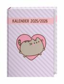 Kalender 2025/2026. Rosa Hintergrund mit diagonalen Streifen. Herzform mit einer grauen Katze. Einfaches, verspieltes Design.