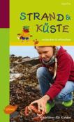 Buchcover mit dem Titel 'STRAND & KÜSTE'. Abgebildetes Kind untersucht Algen am Strand.