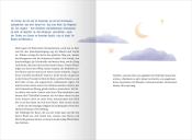 Zwei Buchseiten mit Text in deutscher Sprache, links mit blauer Überschrift, rechts mit Illustration von Wolken, Sternen und Monden in Pastellfarben.