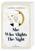 Buchcover mit dem Titel 'She Who Alights The Night'. Grafische Darstellung einer Frau mit Mond- und Sternmotiven.