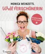 Buchcover mit dem Titel 'Weltverschönerin' von Monica Weinzettl. Die Autorin hält Bastelmaterialien in den Händen.