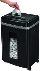 Schreddergerät in Schwarz mit silbernem Streifen. Hand hält eine CD über dem Einzug. Sichtfenster zeigt geschreddertes Papier.