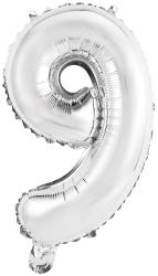 silberner Ballon in Form der Zahl 9. Glänzende Oberfläche, leicht gewellt.