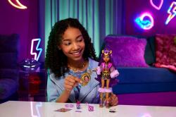 Monster High Clawdeen Wolf-Puppe mit glamourösem Festival-Outfit und Festival-Zubehör bunt