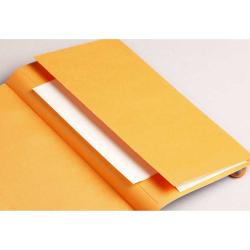 Oranges Notizbuch mit einem weißen Blatt im Inneren. Die Seiten sind glatt und ohne Muster.