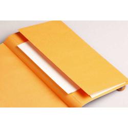Oranges Notizbuch mit einem weißen Blatt im Inneren. Der Einband ist schlicht und ohne Muster.