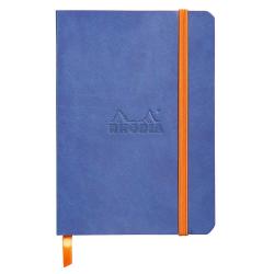 Blaues Notizbuch mit orangefarbener Gummiband. Auf der Vorderseite ist das Logo Rhodia eingeprägt.