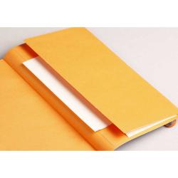 Oranges Notizbuch mit einer weißen Innenseite. Die Vorderseite ist offen und zeigt die leere Seite.