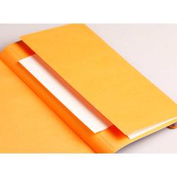 Oranges Notizbuch mit einer weißen Innenseite. Der Einband ist schlicht und ohne Muster.