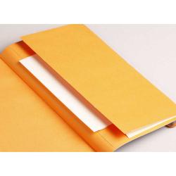 Oranges Notizbuch mit einem weißen Blatt im Inneren. Der Einband ist schlicht und ohne Muster.