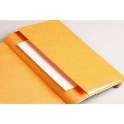 Oranges Notizbuch mit einem weißen Blatt Papier im Inneren. Die Seiten sind unbeschrieben.