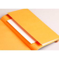 Oranger Umschlag mit einem weißen Blatt Papier darin. Der Umschlag ist offen und zeigt die Innenseite.
