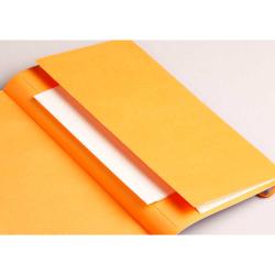 Oranges Notizbuch mit einem weißen Blatt im Inneren. Es hat eine einfache, schlichte Gestaltung.
