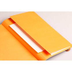 Oranger Umschlag mit einem weißen Blatt Papier darin. Der Umschlag ist schlicht und ohne Muster.