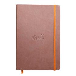 Braunes Notizbuch mit orangefarbenem Gummiband. Auf der Vorderseite ist das Logo 'Rhodia' eingeprägt.