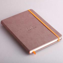 Braunes Notizbuch mit orangefarbener Gummiband. Das Cover hat eine geprägte Logo.