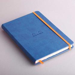 Blaues Notizbuch mit orangefarbenem Gummiband. Auf der Vorderseite ist das Wort 'RHODIA' geprägt.
