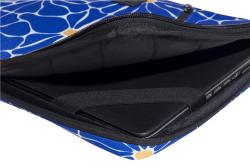 Laptoptasche mit floralem Muster. Hauptfarbe blau, mit weißen und gelben Blumen. Reißverschluss und Tragegriff vorhanden.