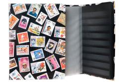 Notizbuch mit buntem Cover. Es zeigt verschiedene Briefmarken und sportliche Motive.
