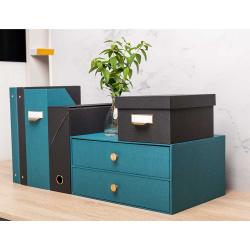 Tealfarbige Aufbewahrungsbox mit zwei Schubladen. Goldene Knöpfe zum Öffnen der Schubladen.
