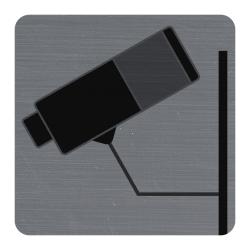 Schwarze Überwachungskamera auf grauem Hintergrund. Kamera ist schräg montiert.