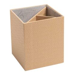 Kleine, quadratische Box aus festem Material. Beige mit einer strukturierten Oberfläche.