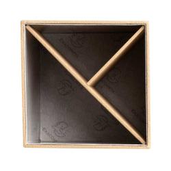 Kleine, quadratische Box aus festem Material. Beige mit einer strukturierten Oberfläche.