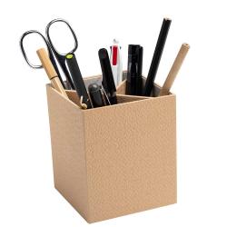 Kleine, quadratische Box aus festem Material. Beige mit einer strukturierten Oberfläche.
