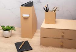 Kleine, quadratische Box aus festem Material. Beige mit einer strukturierten Oberfläche.