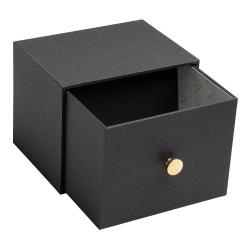 schwarze Aufbewahrungsbox mit goldener Knopföffnung. Quadratische Form, matte Oberfläche.